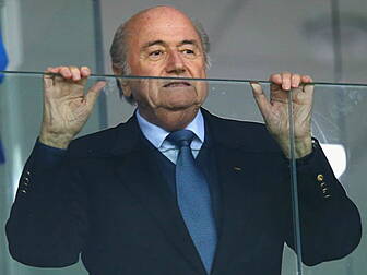 Blatter holds crisis meeting w...